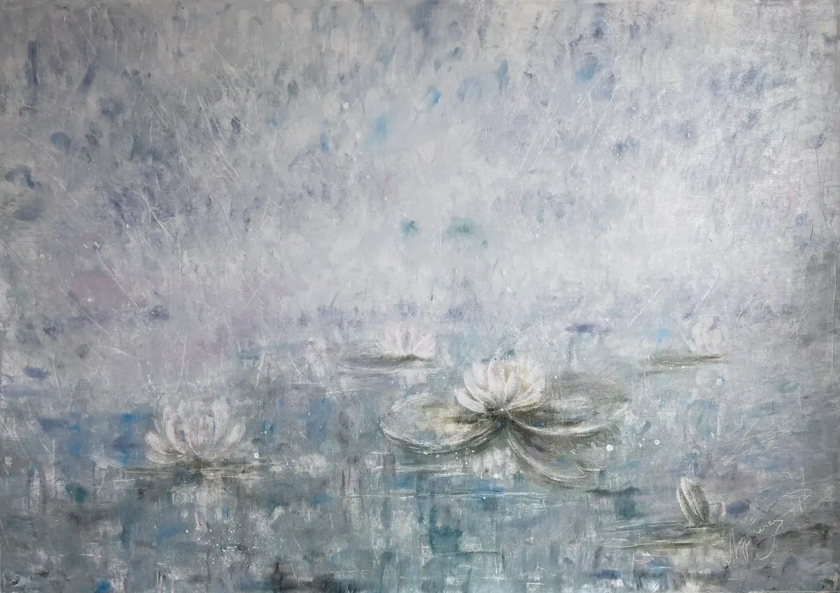 Flytande Tystnad: Näckrosor i Dimma - Olieverf - Impressionism - 100×70 cm door Selene Caspian